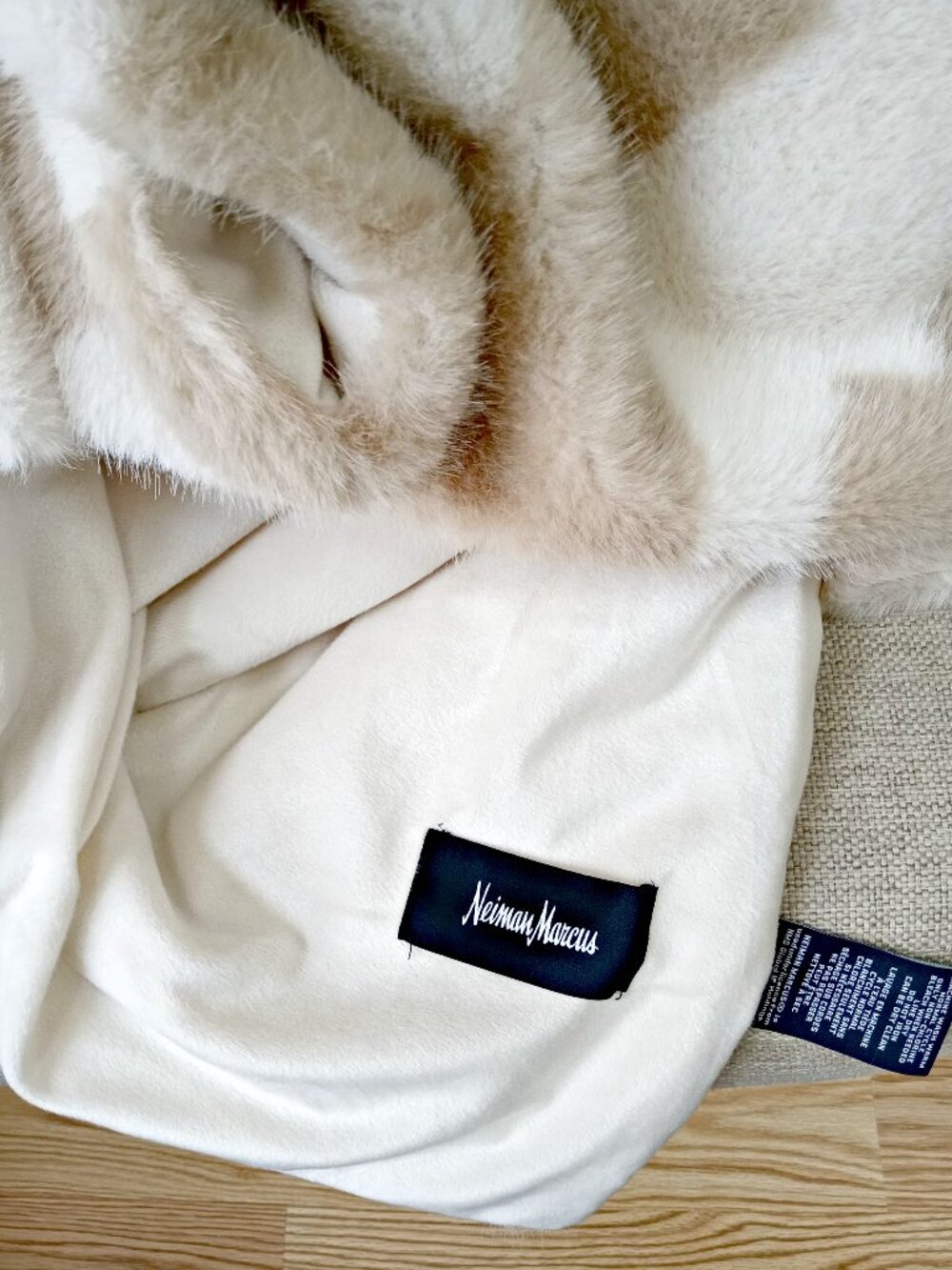 NEW! LUXURY NEIMAN MARCUS COWHIDE PLUSH BLANKET - Picture 3 of 6